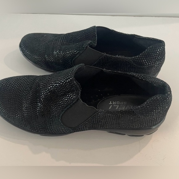 Vaneli Sport Women shoe US 5
Anemone Black SlipOn ComfortWalking 
Excellent cond - Picture 1 of 5
